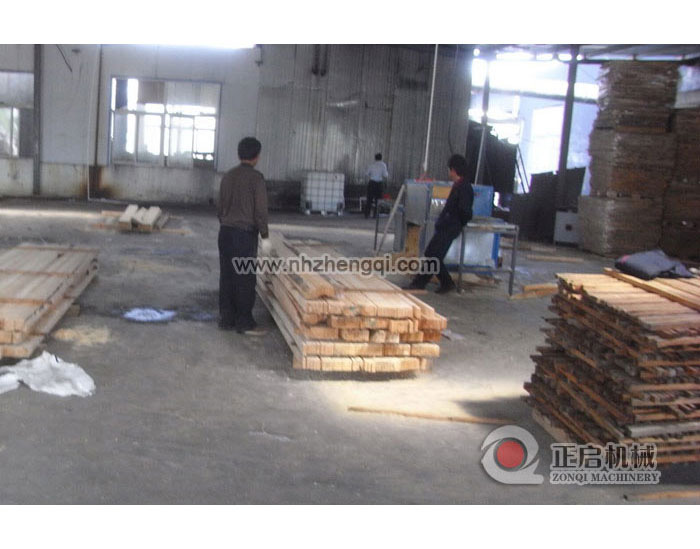 江蘇淮安市盯眙縣鋸進(jìn)口木加工現(xiàn)場(chǎng)15機(jī)