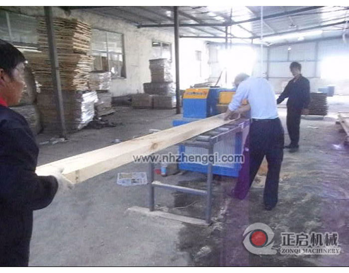 江蘇盱眙4米長松木方木15CM機現(xiàn)場加工